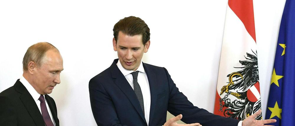 Österreichs Bundeskanzler Sebastian Kurz (r) sucht den Dialog mit Wladimir Putin.
