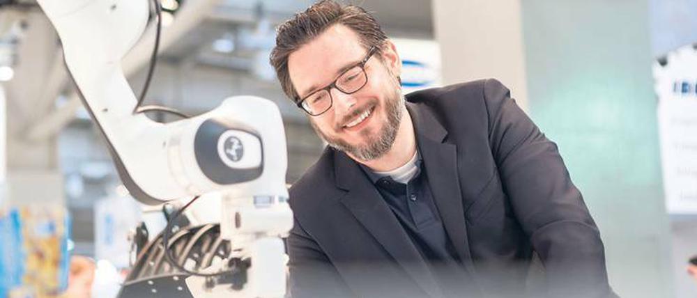 Pflege mit Avataren. Für seine Bemühungen, Roboter für die Medizin und Pflege zu entwickeln, die „Helfer des Menschen“ sind, bekam der Ingenieur Sami Haddadin von der Technischen Universität München unter anderem den Deutschen Zukunftspreis.