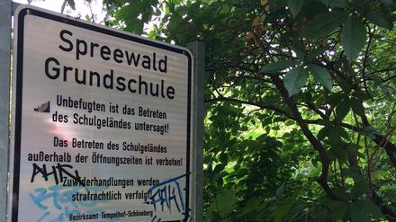Das unübersichtliche Gelände war jahrelang kaum geschützt - bis die Rektorin 2018 den Wachschutz holte.