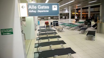 Feldbetten für gestrandete Passagiere am Flughafen Hamburg 