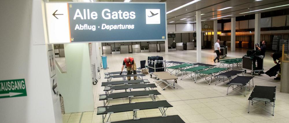 Feldbetten für gestrandete Passagiere am Flughafen Hamburg 