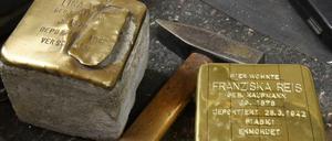 Die Stolpersteine auf der Werkbank.