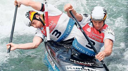 Ausgepaddelt. Thomas Becker (l.) und Robert Behling überzeugen in Prag auf dem Wasser – wie es für sie weitergehen soll, wissen die beiden trotzdem nicht. 