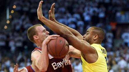 Bayern stoppen. Jonathan Malu (r.) und Alba Berlin gelang das im Play-off-Viertelfinale 2017 nicht. München, hier mit Anton Gavel, siegte 3:1.