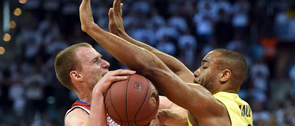 Bayern stoppen. Jonathan Malu (r.) und Alba Berlin gelang das im Play-off-Viertelfinale 2017 nicht. München, hier mit Anton Gavel, siegte 3:1.