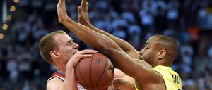 Bayern stoppen. Jonathan Malu (r.) und Alba Berlin gelang das im Play-off-Viertelfinale 2017 nicht. München, hier mit Anton Gavel, siegte 3:1.