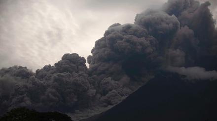 Der Feuervulkan in Guatemala spuckt eine Aschewolke aus.