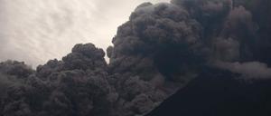 Der Feuervulkan in Guatemala spuckt eine Aschewolke aus.