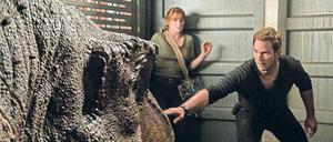 Der will nicht nur spielen. Dinoflüsterer Owen (Chris Pratt, hier mit Bryce Dallas Howard) bei der Blutabnahme.