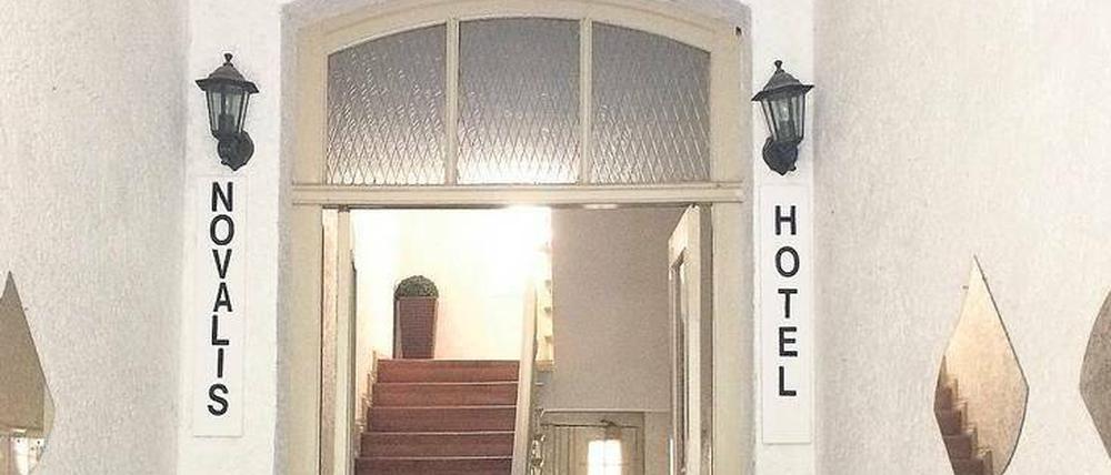 Knarzende Treppe, schmaler Gang. Ausstellungsort Hotel.Lynn Hershman Leeson sorgt bei den Besuchern für Verwirrung.