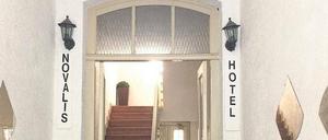 Knarzende Treppe, schmaler Gang. Ausstellungsort Hotel.Lynn Hershman Leeson sorgt bei den Besuchern für Verwirrung.