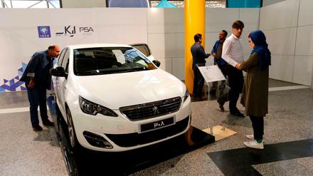 Besucher inspizieren in Teheran den neuen Peugeot 2008. 