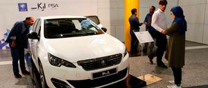 Besucher inspizieren in Teheran den neuen Peugeot 2008.