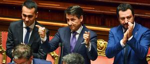 Koalition der Widersprüche: Die Chefs der Fünf-Sterne-Bewegung und der Lega, Luigi Di Maio (links) und Matteo Salvini (rechts). In ihrer Mitte der neue Ministerpräsident Giuseppe Conte.