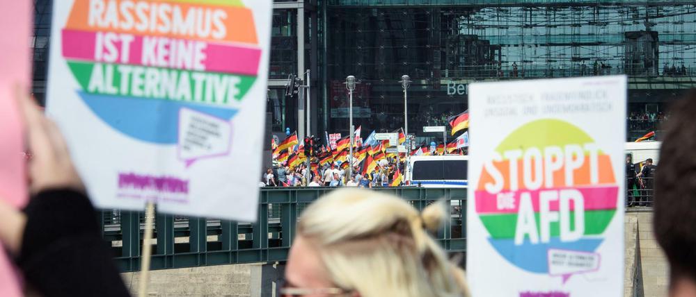 Protest gegen eine AfD-Demonstration in Berlin