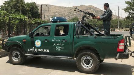 Ein Afghanischer Polizist am Rande des Explosionsortes in Kabul.