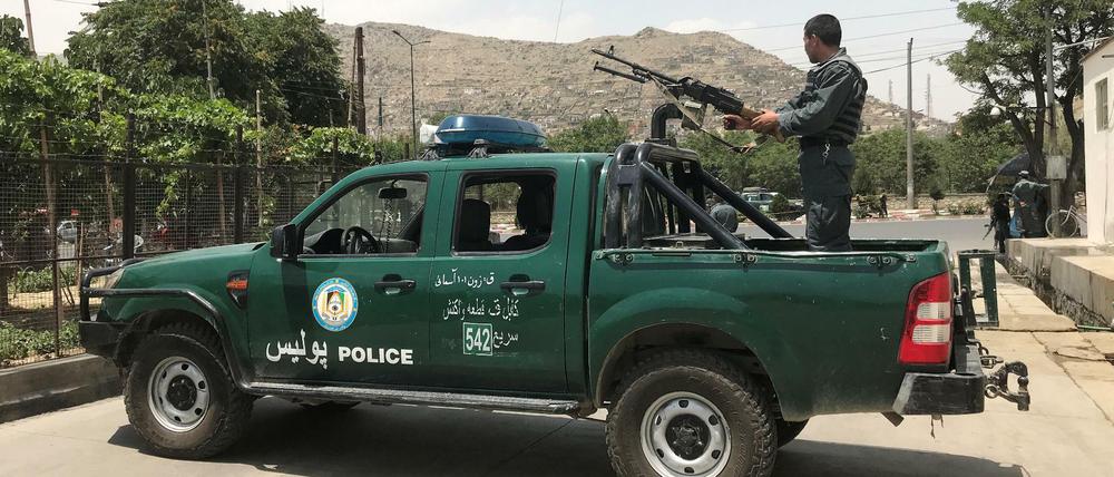 Ein Afghanischer Polizist am Rande des Explosionsortes in Kabul.