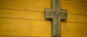 Wer nach katholischem Kirchenrecht verheiratet ist, muss die Ehe vor einer neuen Heirat kirchlich auflösen lassen.