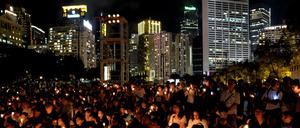 Auf den Fußballfeldern im Victoria Park versammelten sich am Montagabend Zehntausende Menschen zum Gedenken an die Opfer des Tiananmen-Massakers