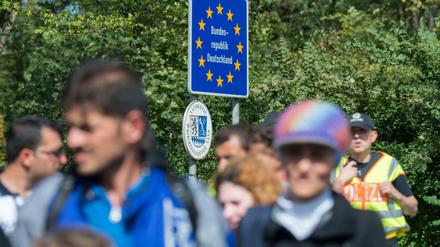 Flüchtlinge überqueren die deutsch-österreichische Grenze zwischen Salzburg und Freilassing. (Archivbild aus dem Jahr 2015)
