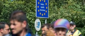 Flüchtlinge überqueren die deutsch-österreichische Grenze zwischen Salzburg und Freilassing. (Archivbild aus dem Jahr 2015)