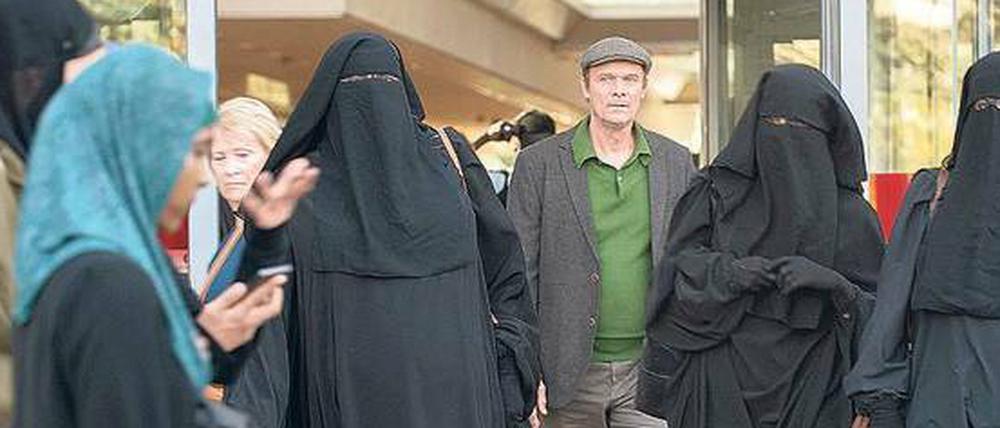 Virtuoser Protagonist des Houellebecq-Romans. Literaturwissenschaftler François (Edgar Selge) muss sich in einer islamischen Republik Frankreich zurechtfinden.