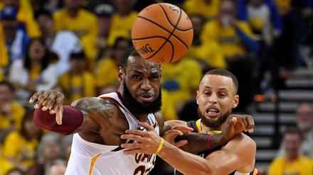 Stephen Curry (rechts) und LeBron James stehen sich zum vierten Mal in Folge im NBA-Finale gegenüber.