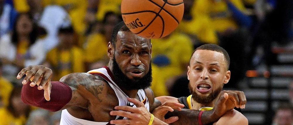 Stephen Curry (rechts) und LeBron James stehen sich zum vierten Mal in Folge im NBA-Finale gegenüber.