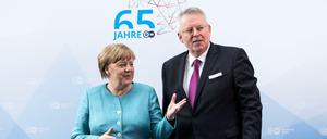Bundeskanzlerin Angela Merkel (CDU) wird von Peter Limbourg, Intendant der Deutschen Welle, beim Festakt "65 Jahre Deutsche Welle" im Deutschen Bundestag begrüßt.