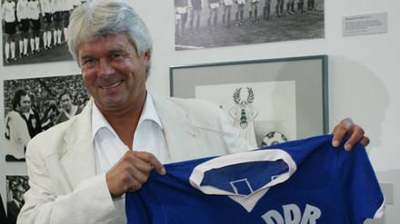 Das Trikot ist im Museum. Der Mann, der es 1974 trug, ist noch sehr aktiv: Jürgen Sparwasser.