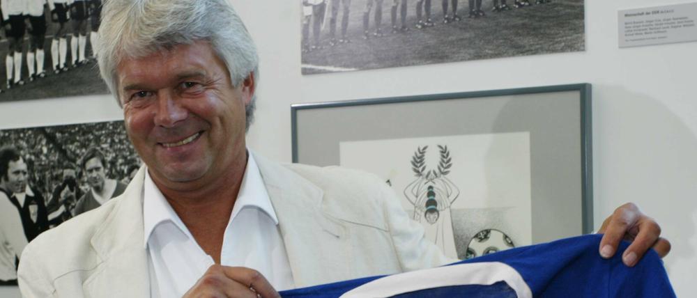 Das Trikot ist im Museum. Der Mann, der es 1974 trug, ist noch sehr aktiv: Jürgen Sparwasser.