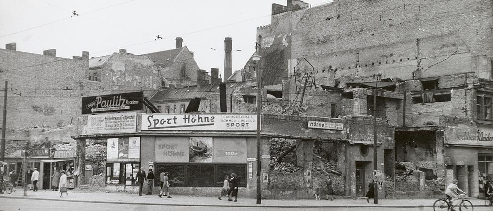 Im Krieg zerstört. Auch 1951 standen von dem Eckhaus Hauptstraße/Akazienstraße noch die Ruinen.
