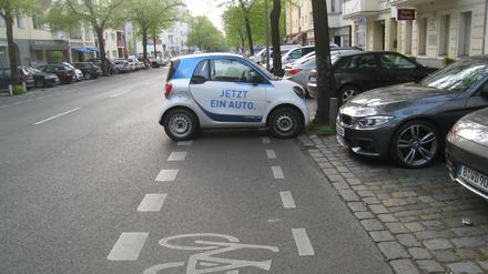 Ein Falschparker in der Westfälischen Straße in Wilmersdorf.
