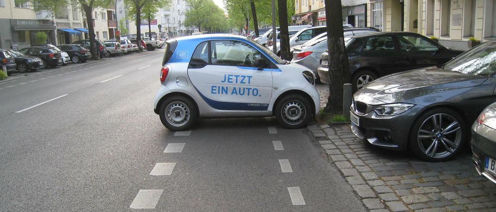 Ein Falschparker in der Westfälischen Straße in Wilmersdorf.