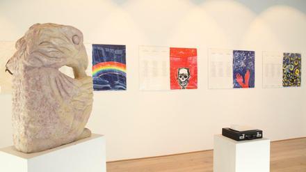 Skulpturen von Stefan Rinck und Andreas Blank vor Lithographien von Otto Piene.