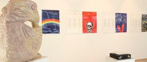 Skulpturen von Stefan Rinck und Andreas Blank vor Lithographien von Otto Piene.