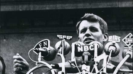 Robert Kennedy bei seinem Berlin-Besuch 1964. Berliner Bürger und Politiker bekunden ihre Bestürzung über den Tod Kennedys mit Beileidskundgebungen und einem Schweigemarsch.