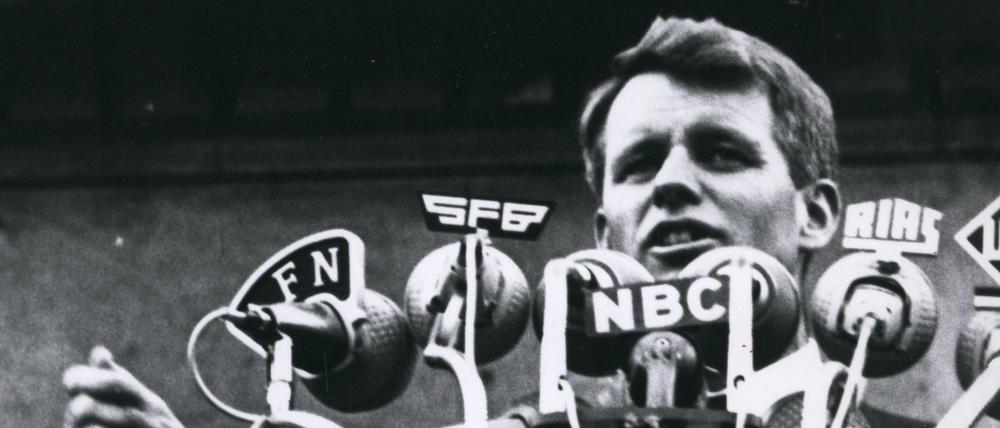 Robert Kennedy bei seinem Berlin-Besuch 1964. Berliner Bürger und Politiker bekunden ihre Bestürzung über den Tod Kennedys mit Beileidskundgebungen und einem Schweigemarsch.