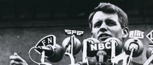 Robert Kennedy bei seinem Berlin-Besuch 1964. Berliner Bürger und Politiker bekunden ihre Bestürzung über den Tod Kennedys mit Beileidskundgebungen und einem Schweigemarsch.