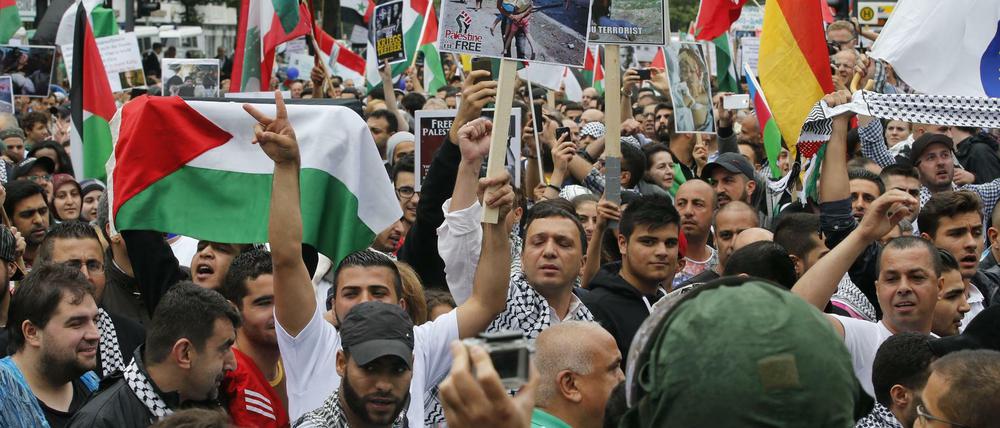 Der Marsch geht auf einen Befehl von Ayatollah Chomeini zurück. Die Hisbollah ist stark vertreten.