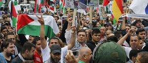 Der Marsch geht auf einen Befehl von Ayatollah Chomeini zurück. Die Hisbollah ist stark vertreten.