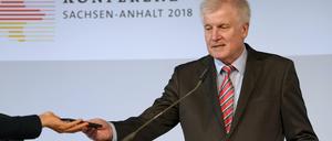 Während der Pressekonferenz erreicht Seehofer die Nachricht von der Festnahme.
