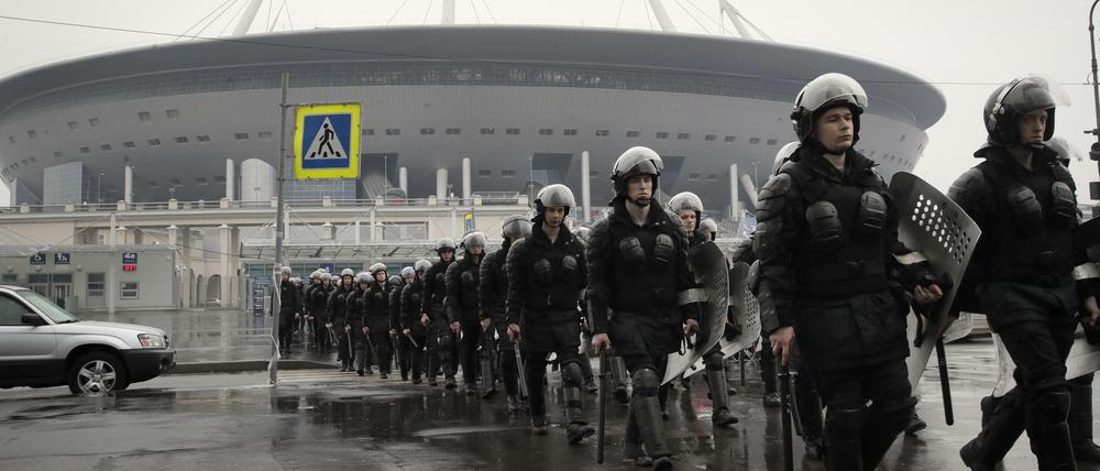 Russische Sicherheitskräfte bereiten sich in Sankt Petersburg auf die WM vor. 