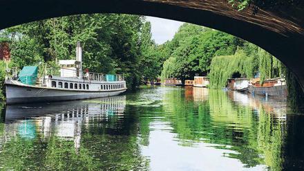 Auf dem Landwehrkanal im Großen Tiergarten findet sich einer der wenigen größeren Liegeplätze für Hausboote in der Hauptstadt. 