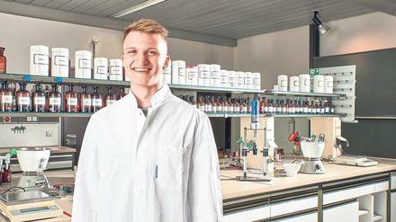 Einsatzort Apotheke. Eric Thiel wird beim Lette Verein Berlin Pharmazeutisch-technischer Assistent.