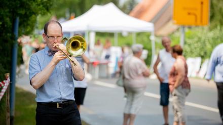 Gerhard Paulus, Professor für Physik an der Universität Jena, spielt nahe des Geländes des Festivals ·Tage der nationalen Bewegung· in Themar Posaune. 
