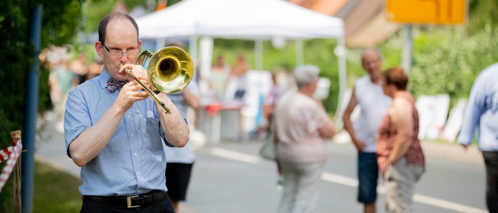 Gerhard Paulus, Professor für Physik an der Universität Jena, spielt nahe des Geländes des Festivals ·Tage der nationalen Bewegung· in Themar Posaune.