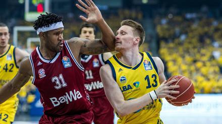 Das tut weh. München mit Devin Booker (links) verteidigte deutlich physischer gegen Alba und hatte auch Marius Grigonis gut im Griff.