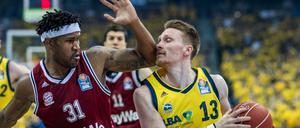 Das tut weh. München mit Devin Booker (links) verteidigte deutlich physischer gegen Alba und hatte auch Marius Grigonis gut im Griff.