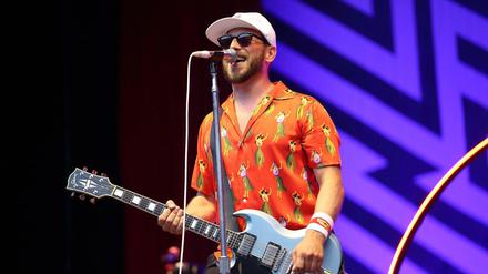 Beatsteaks-Sänger Arnim Teutoburg-Weiß heizt den Fans in der Waldbühne ordentlich ein.